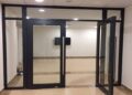 Cửa kính chống cháy EI60 2 cánh kết hợp hệ vách, bản lề sàn