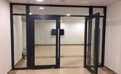 Cửa kính chống cháy EI60 2 cánh kết hợp hệ vách, bản lề sàn