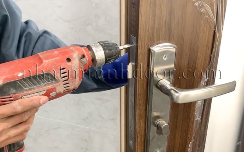 Lắp khóa cửa nhựa composite nhà vệ sinh