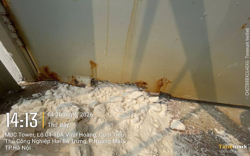 Cửa thép chống cháy giá rẻ bị han gỉ & xuống cấp và đùn cả vật liệu lõi