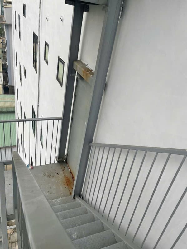 Cửa thép chống cháy giá rẻ bị han gỉ & xuống cấp