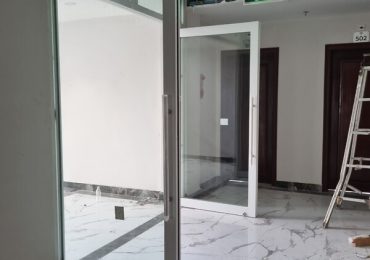 Cửa kính chống cháy EI60 2 cánh bản lề sàn