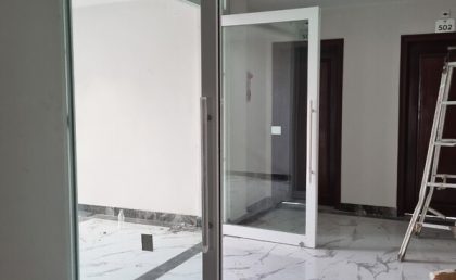 Cửa kính chống cháy EI60 2 cánh bản lề sàn
