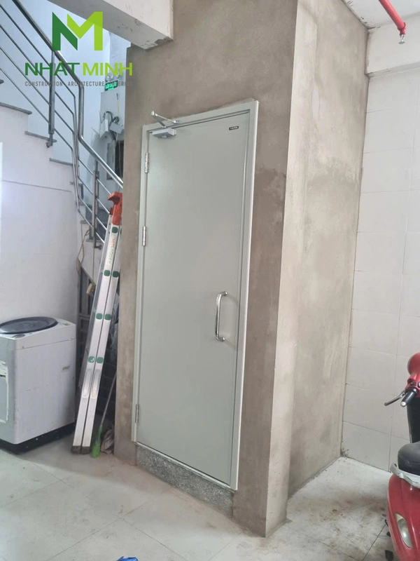 Lắp cửa thép chống cháy, cửa thép vân gỗ Galaxy cho chung cư mini