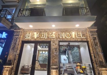 Lắp cửa thép chống cháy EI60, cửa thép vân gỗ Galaxy cho khách sạn tại The Manor