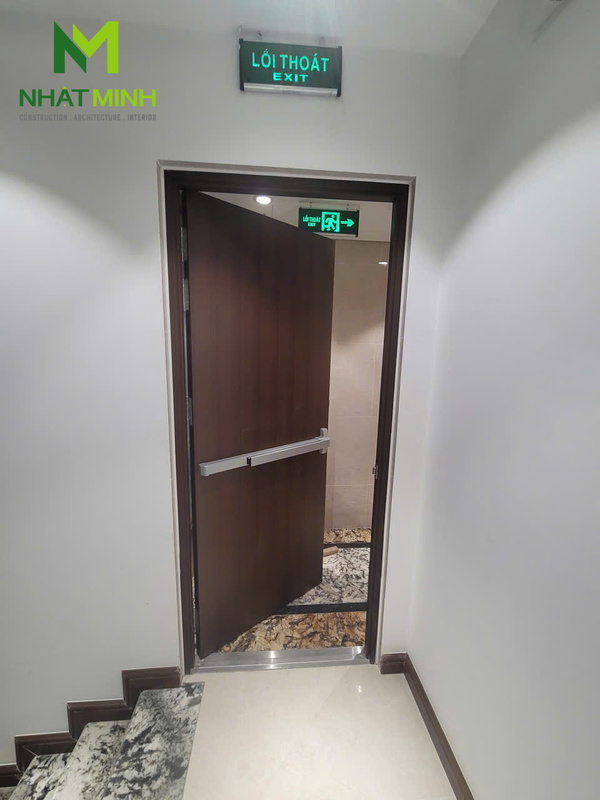 Lắp cửa thép chống cháy EI60, cửa thép vân gỗ Galaxy cho khách sạn tại The Manor