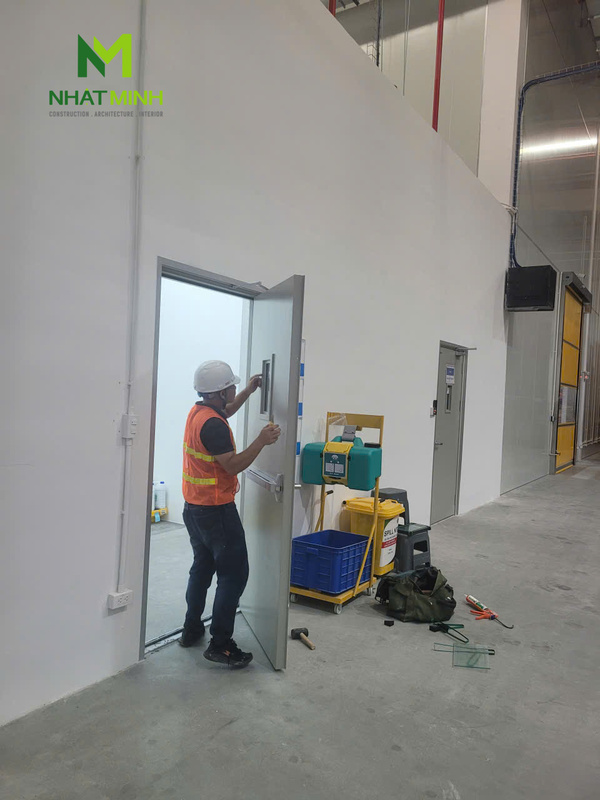 Lắp cửa thép chống cháy EI90 nhà xưởng Core5 Hưng Yên