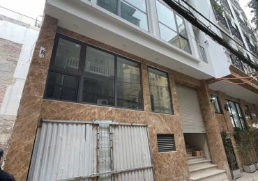 Lắp cửa thép an toàn cho nhà phố tại Hoàng Quốc Việt, Hà Nội