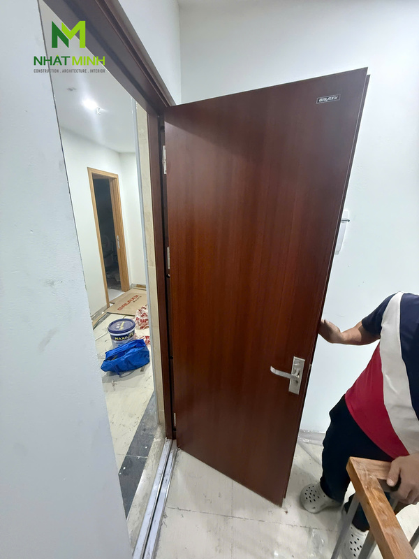 Lắp cửa thép an toàn cho nhà phố tại Hoàng Quốc Việt, Hà Nội