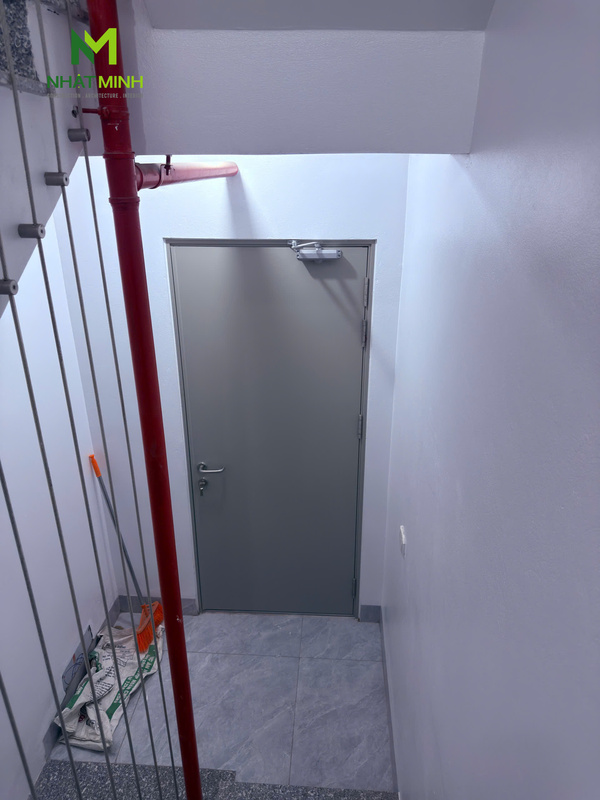 Lắp cửa thép vân gỗ, cửa thép chống cháy chung cư ngõ 89 Lê Đức Thọ