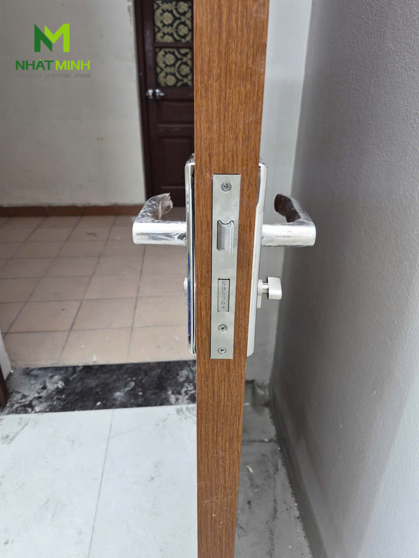 Lắp cửa nhựa composite Galaxy nhà A14 Ký túc xá Đại học Công nghiệp Hà Nội